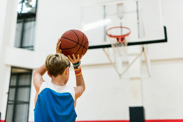 Ung Basketspelare Skjuter — Stockfoto