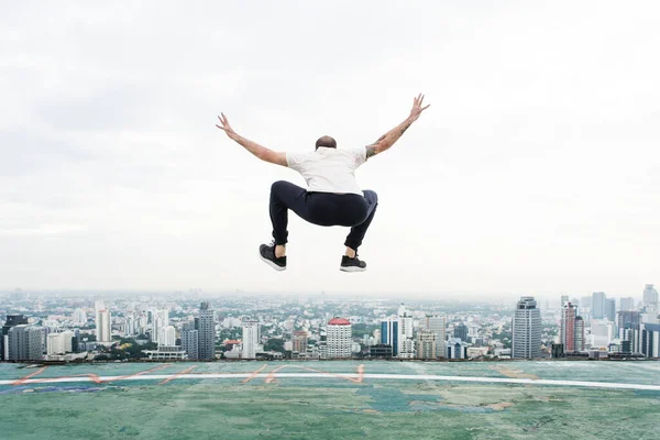 Homem Pulando Telhado — Fotografia de Stock