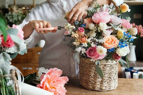 Femme Préparant Arrangeant Des Fleurs — Photo