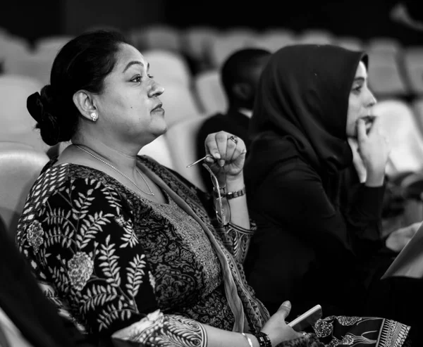 Dos Mujeres Negocios Internacionales Sentadas Una Sala Conferencias — Foto de Stock