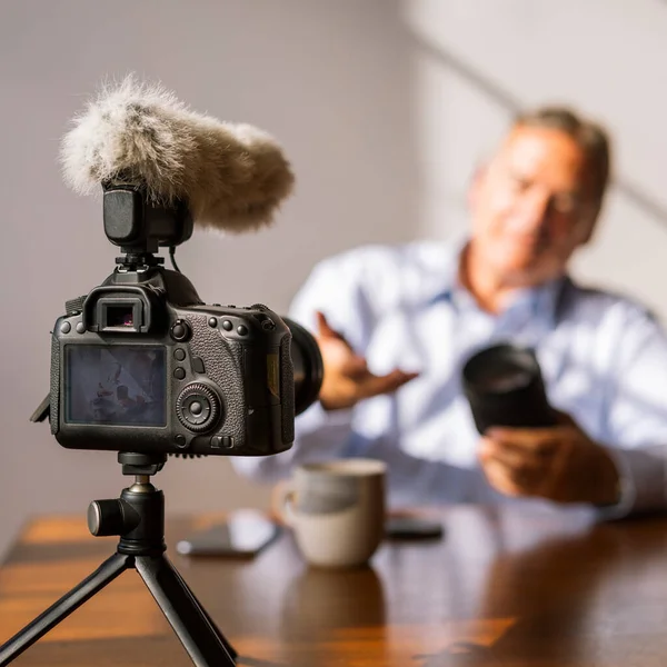 Masculino Vlogger Filmagem Tutorial — Fotografia de Stock