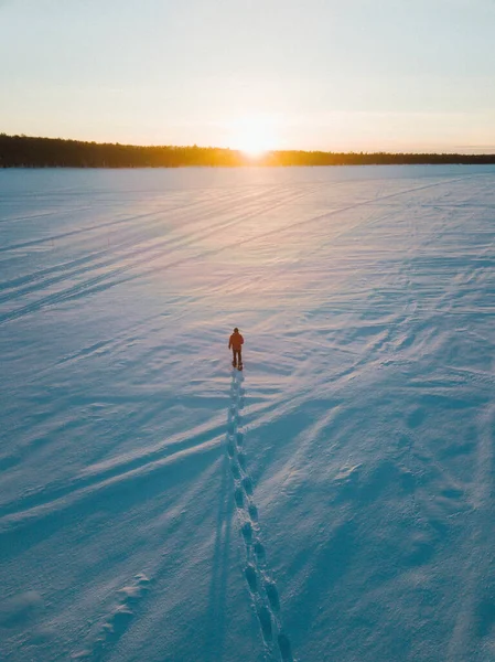 Man Går Snön Medan Beundra Solnedgången — Stockfoto