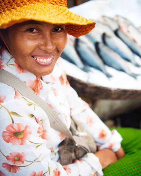 Cambodjaanse Vrouw Die Vis Verkoopt Een Markt — Stockfoto