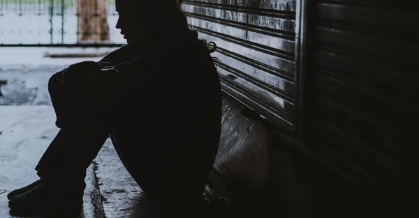 Obdachlose Frau Sitzt Hoffnungslos Auf Der Straße — Stockfoto