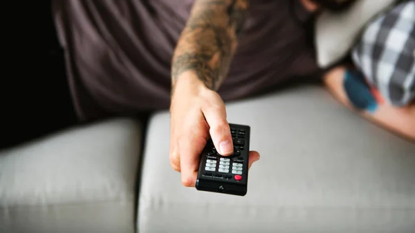 Mann Liegt Auf Einer Couch Vor Dem Fernseher — Stockfoto