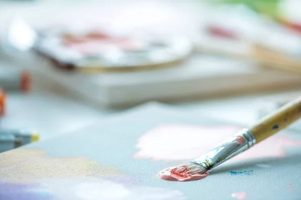 Artist Painting Canvas — Stock Photo, Image