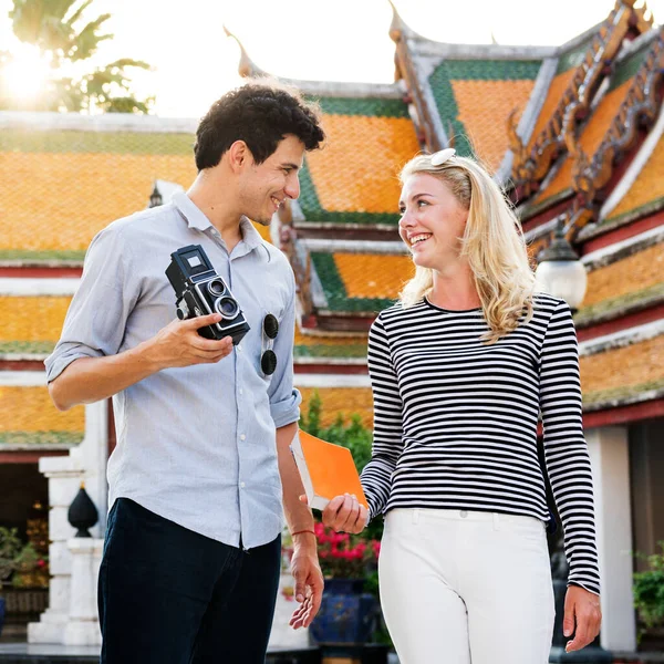 Casal Caucasiano Está Visitando Templo — Fotografia de Stock