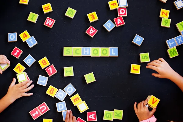 Enfants Écrivant Des Mots Avec Des Blocs Alphabet — Photo