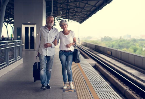 Senior Couple Traveling Train Station — Stock Photo, Image