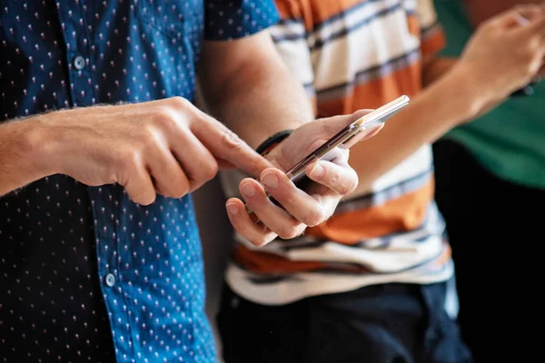 Nahaufnahme Von Menschen Die Ihre Telefone Benutzen — Stockfoto