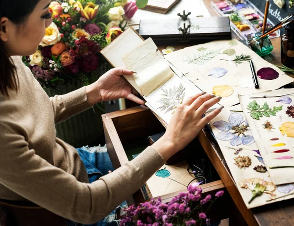 Mujer Buscando Libro Flores Secas — Foto de Stock