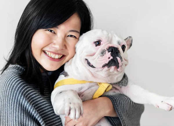 Азиатская Женщина Обнимает Собаку — стоковое фото
