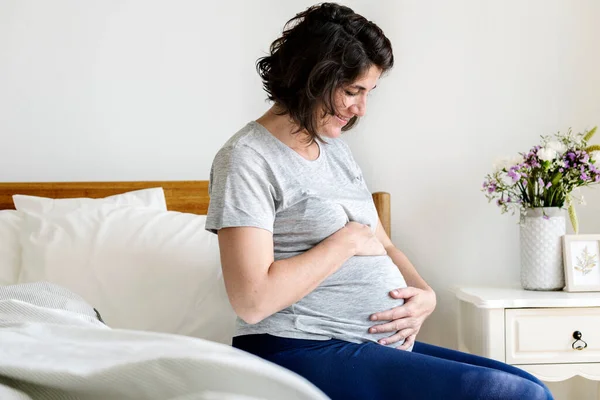 Gravid Kvinna Sitter Sängen — Stockfoto