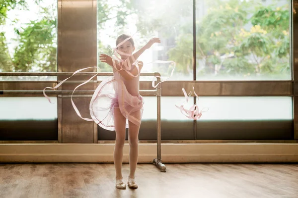 一个正在练芭蕾舞的小女孩 — 图库照片