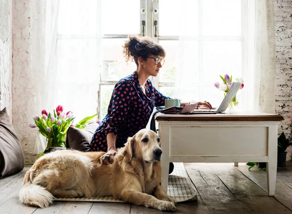 Mulher Trabalhando Casa Com Seu Cão — Fotografia de Stock