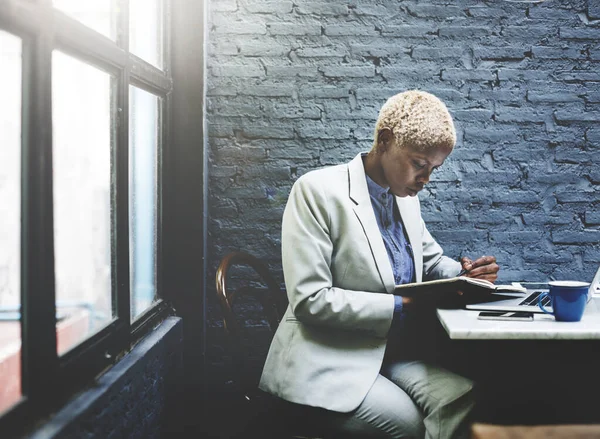 Frau Afrikanischer Abstammung Arbeitet Schreibtisch — Stockfoto