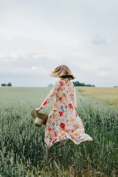 Жінка Квітковій Сукні Тканим Капелюхом Полі — стокове фото
