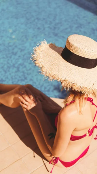 Woman Pink Bikini Sitting Pool Mobile Phone Wallpaper — Stock Photo, Image