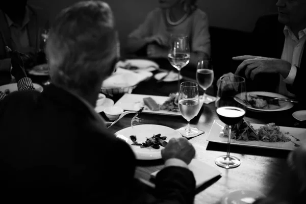 Gente Negocios Cenando Restaurante Fotos De Stock Sin Royalties Gratis