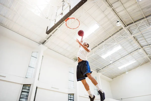 Jonge Basketbalspeler Schieten — Stockfoto