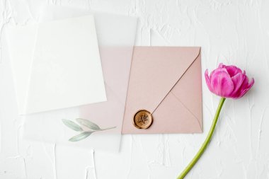 Mercan gün batımı damgalı pembe zarf