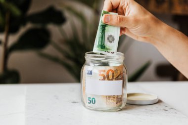 COVID-19 salgını sırasında kavanozda para biriktirmek