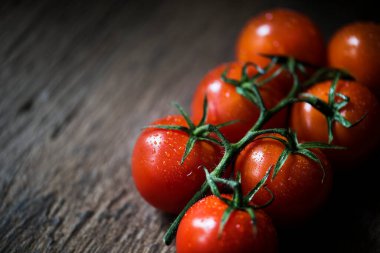 Domatesleri siyah arkaplanda kapat