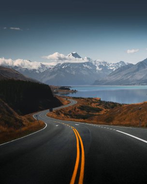Yeni Zelanda 'daki Cook Dağı' na giden güzel bir yol manzarası.