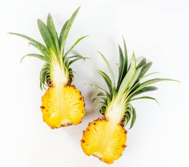 Taze ananas beyazda izole edilmiş.