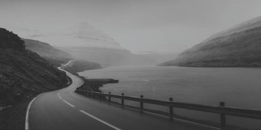Gölün kıyısındaki çevre yolu siyah beyaz