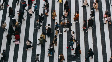Japonya, Shibuya 'da yaya geçidinden geçen yayalar.