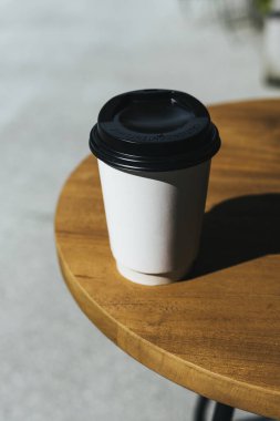 Tek kullanımlık kahvenin maketi.