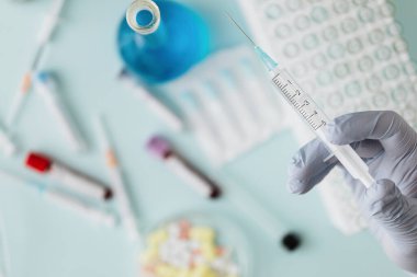 Şırıngayı tutan doktorun eli.