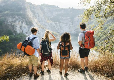 Bir macerada sırt çantalı arkadaşlar