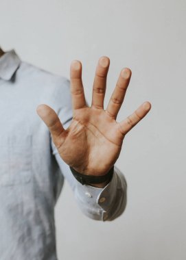 Avucunu ekrana bastıran bir adam