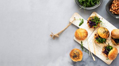 Taze ev yapımı tavuk burgeri.