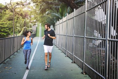 Birlikte koşan bir çift.