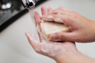 Coronavirus kirlenmesini önlemek için sabunla el yıkama.