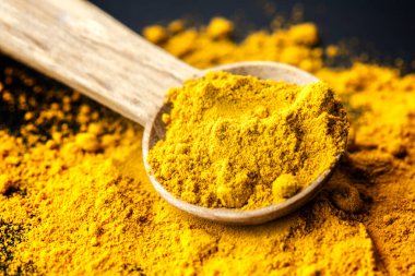 Closeup tumeric toz baharat bir kaşık üzerinde