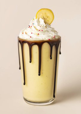 Çikolatalı muzlu milkshake ve krem şantili.