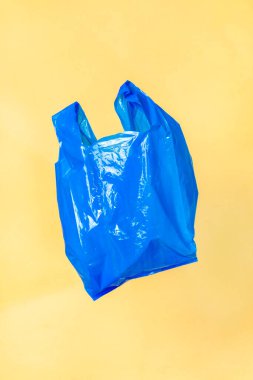 Sarı duvarlı mavi plastik çanta
