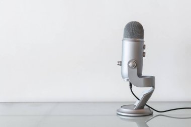 Bir podcast kaydetmek için stüdyo mikrofonu