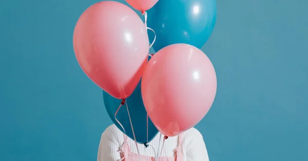 有粉色和蓝色气球的女人 — 图库照片