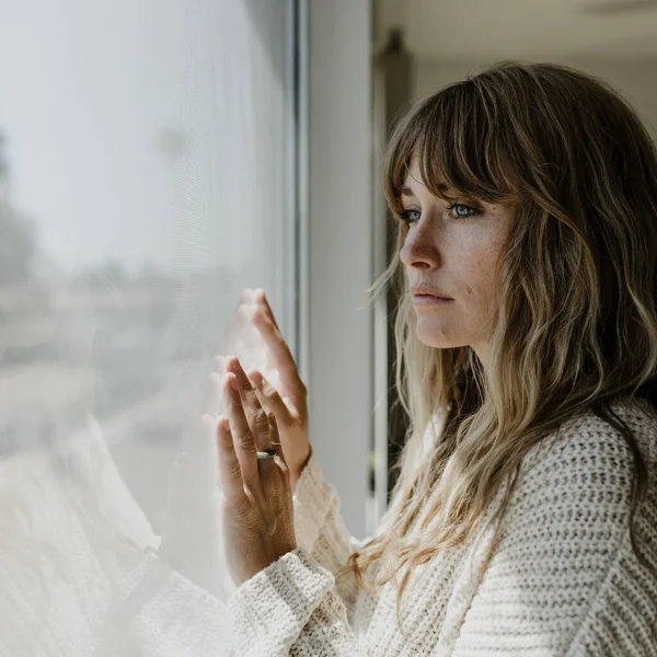 Mujer Triste Mirando Por Ventana Durante Encierro —  Fotos de Stock