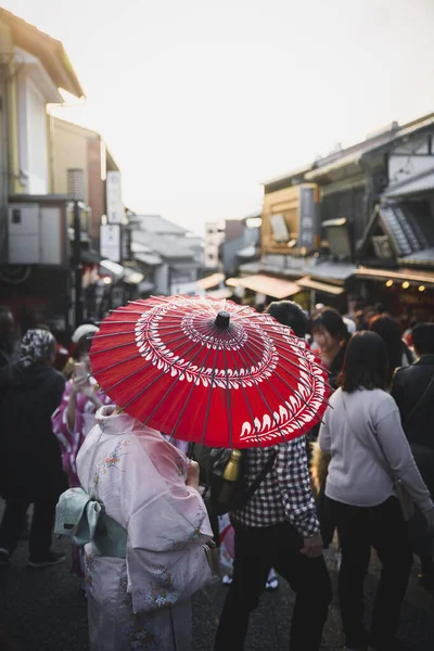 Mujer Yukata Caminando Por Una Calle Abarrotada —  Fotos de Stock