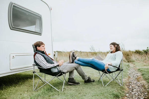 Joyeux Couple Assis Après Une Longue Journée — Photo