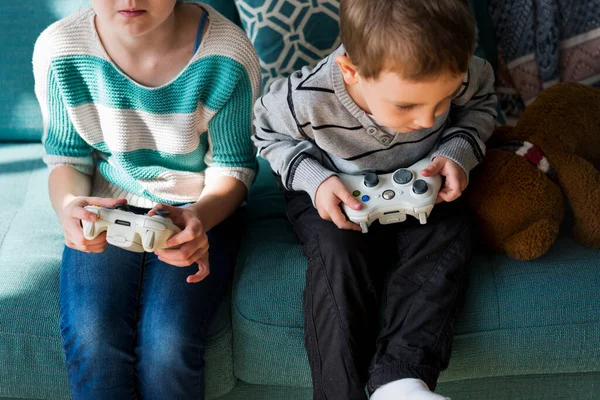 Brother Sister Playing Video Game Couch — Stock Photo, Image