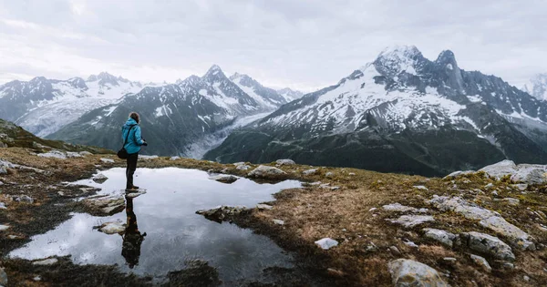 Mann Beobachtet Chamonix Alpen Frankreich — Stockfoto
