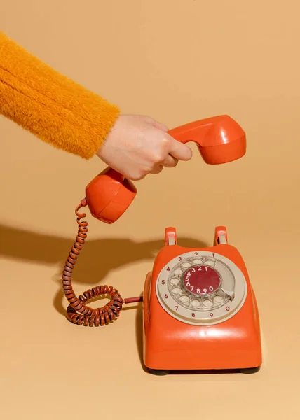 Vrouw Die Een Oude Retro Telefoon Opneemt — Stockfoto