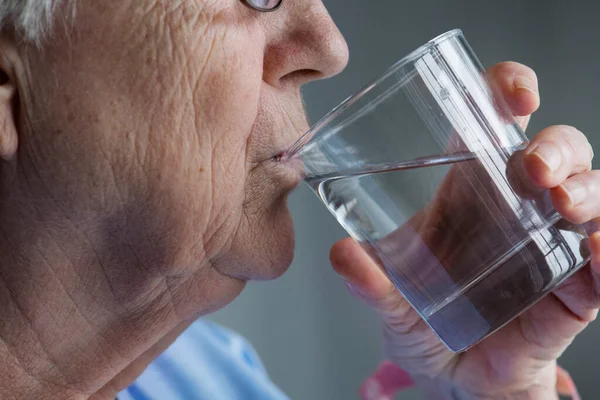 Seitenansicht Einer Älteren Frau Die Wasser Trinkt — Stockfoto